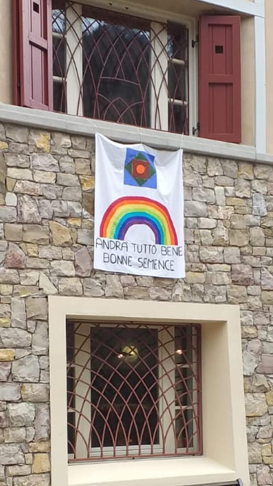 Foto dello striscione appeso fuori dalla comunità di Oltre il Colle per dare speranza e colore in questo periodo di emergenza